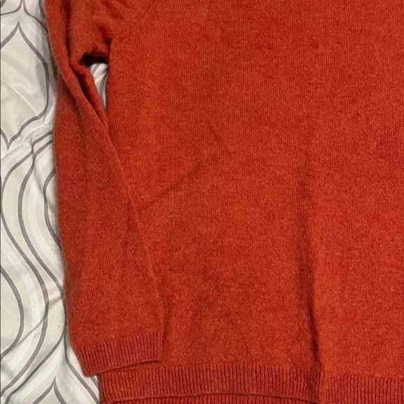 Tahari Woman 100% 2ply Cashmere Crewneck Sweater in Burnt Orange - Picture 6 of 9